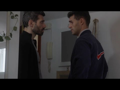 ¿Amor en el vestuario? Cuando el secreto sale a la luz. Gay short.