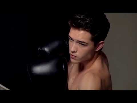 Hombre guapo en boxer