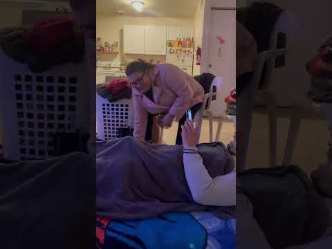 La comadre sorprendida con el bulto 🤣🤣🤣 Nuestra última broma en el apartamento