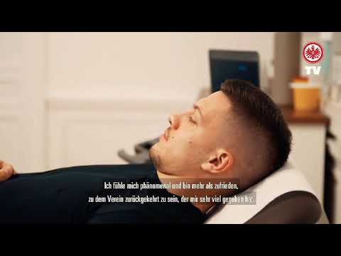 Luka Jovic recibiendo masaje y marcando bulto.