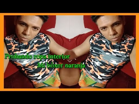 Probando ropa interior bóxer naranja