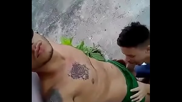 Sucking Guy On Street-Mamando en la calle –VISITA—www.gaytubate.com45 sec