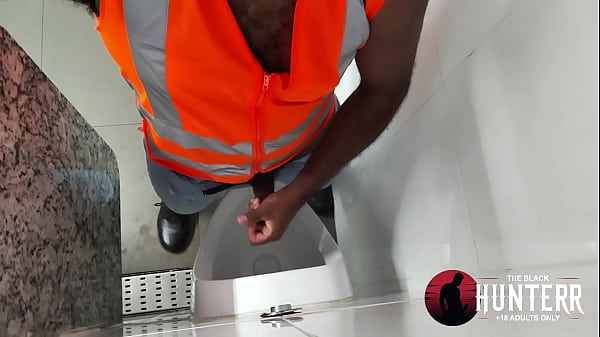 Fui usar o banheiro da academia e os bombados ficaram de olho10 min