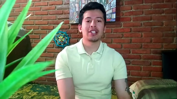 Le pague a un musculoso vergon para que me quitara la virginidad  (Relato sexual)13 min