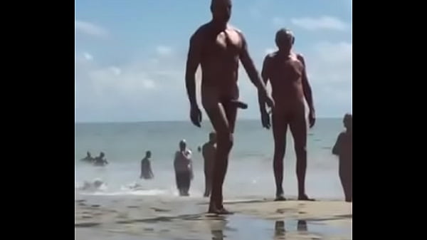 Coroa com o pau enorme caminhando na praia10 sec
