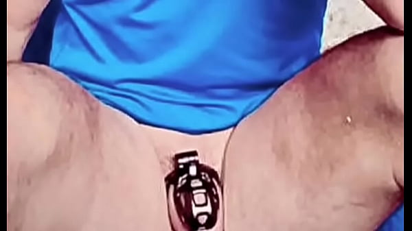 Chacal heterosexual con pito chico enjaulado en castidad hace escenas de porno gay23 sec