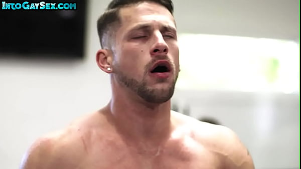 Public gym gay sex between muscled hunks after cocksucking4 min
