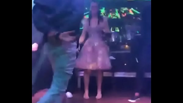 Pop maniaco dan&ccedil;ando em boate gay15 sec