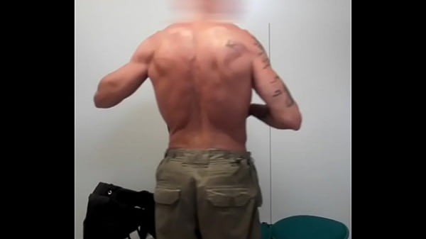 exhib Mec muscl&eacute; dans les vestiaires et sous la douche de la salle de gym8 min