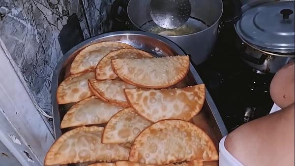 Novinha rabuda cozinhando e transando gostoso !15 min
