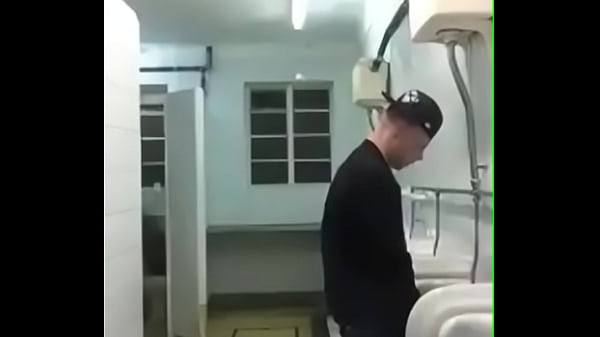 Sexo gay en el ba&ntilde;o30 sec