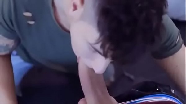 Jovencito tatuado se traga una enorme verga2 min